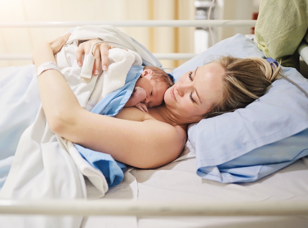 Imagen de una madre abrazando a su bebé recien nacido y manteniendo un contacto directo de piel con piel