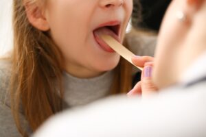 Expertos piden frenar el uso indiscriminado de antibióticos en niños con dolor de garganta