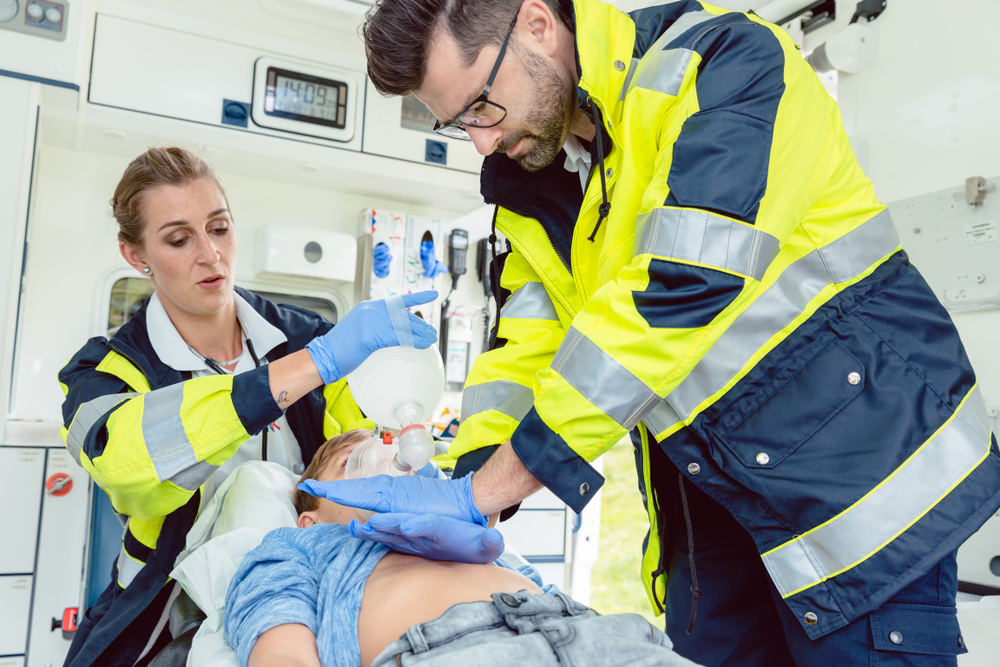 Sanitarios dentro de una ambulancia realizando una RCP a un menor